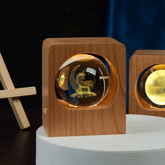 Lámpara de Aura Esférica — Orbe de Cristal en Base de Haya